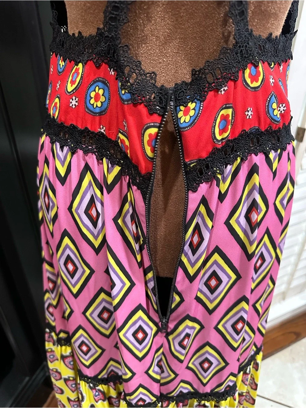 Alice + Olivia “Karolina” Crochet‑Trimmed Paneled Printed Crepe Maxi Dress - Picture 13 of 16